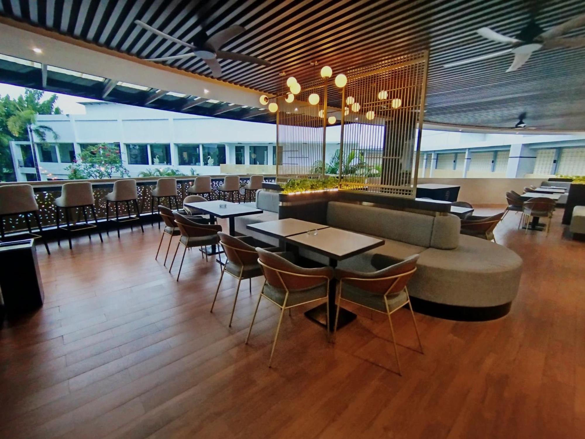 The Sun Hotel Sidoarjo Exteriör bild