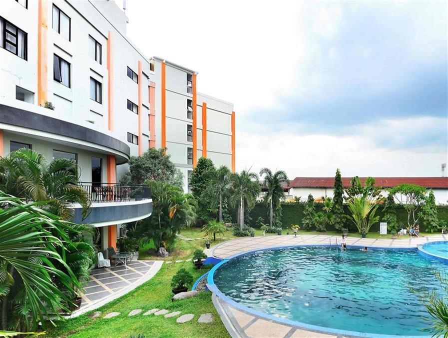 The Sun Hotel Sidoarjo Exteriör bild