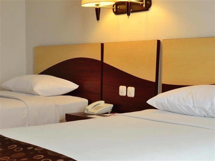 The Sun Hotel Sidoarjo Exteriör bild