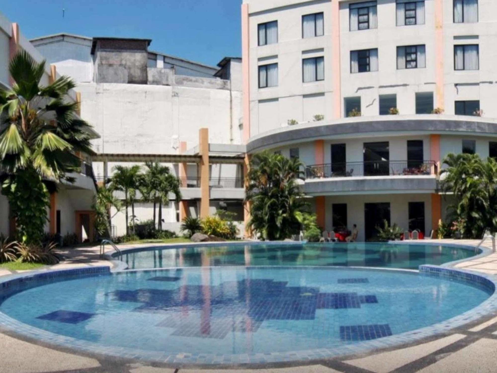 The Sun Hotel Sidoarjo Exteriör bild