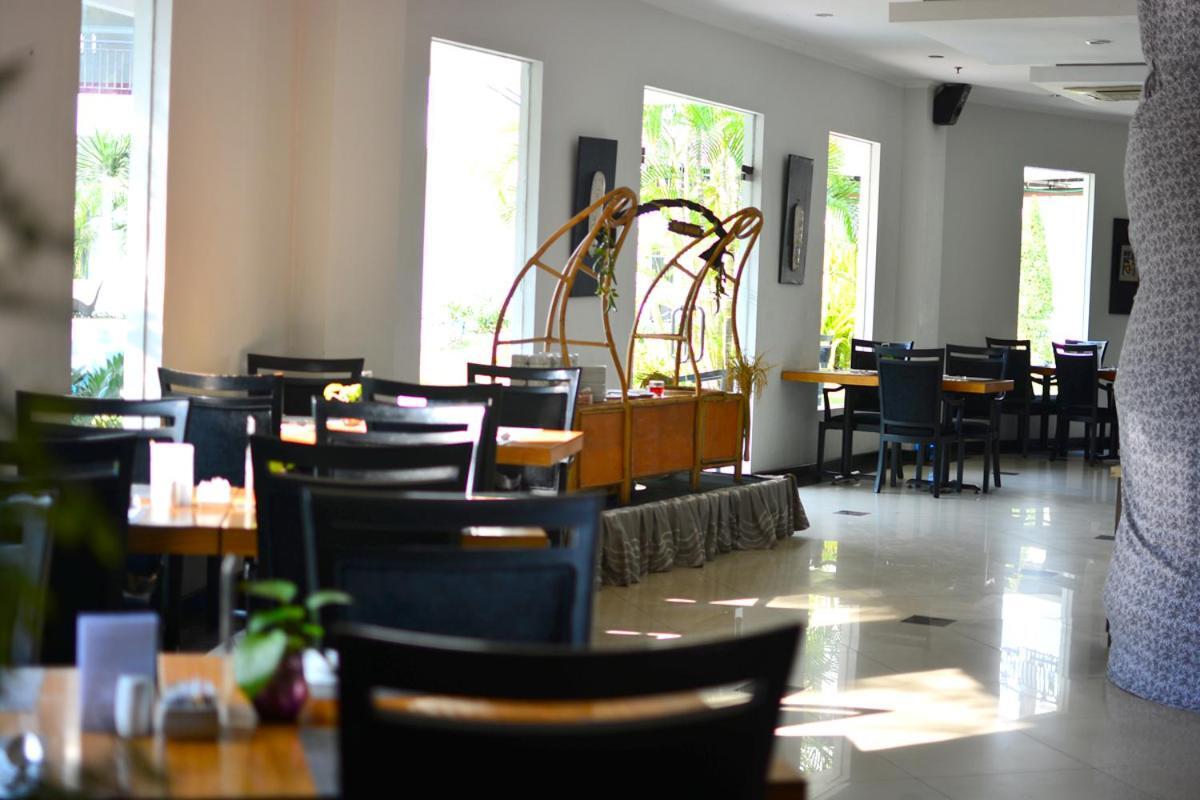 The Sun Hotel Sidoarjo Exteriör bild