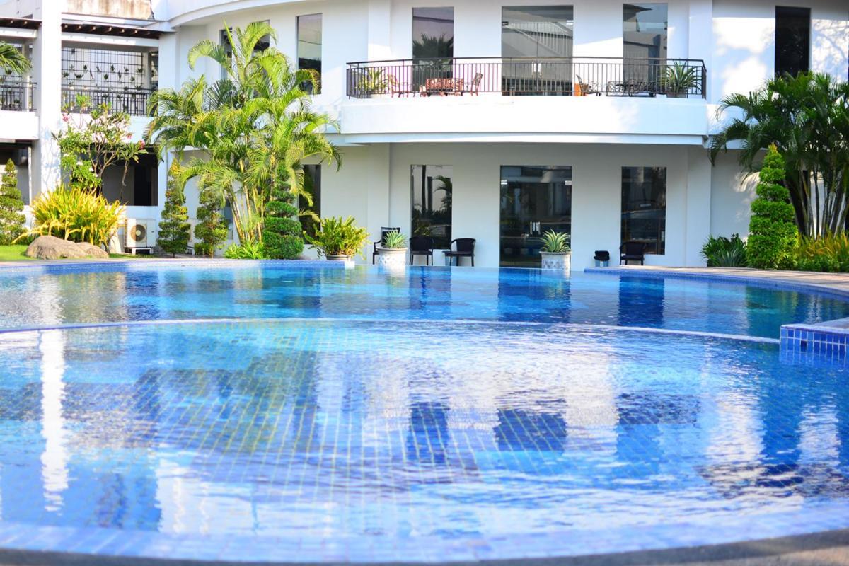 The Sun Hotel Sidoarjo Exteriör bild