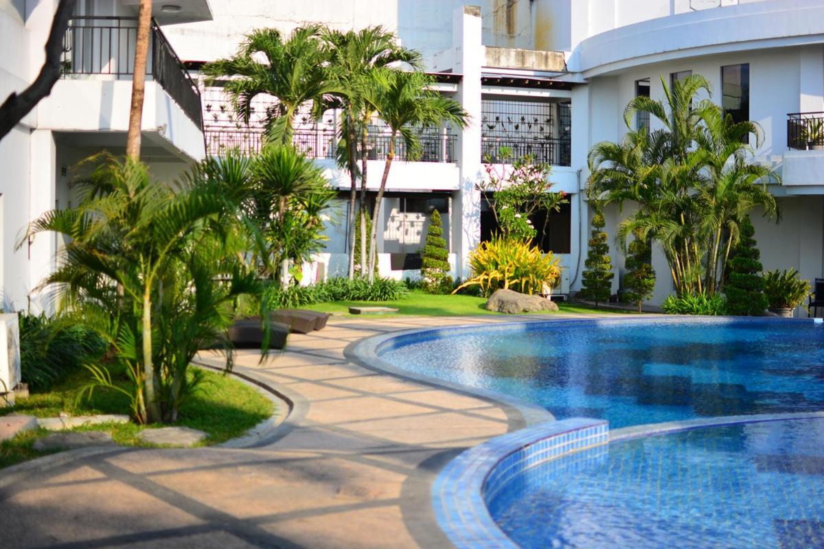 The Sun Hotel Sidoarjo Exteriör bild