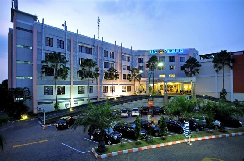 The Sun Hotel Sidoarjo Exteriör bild