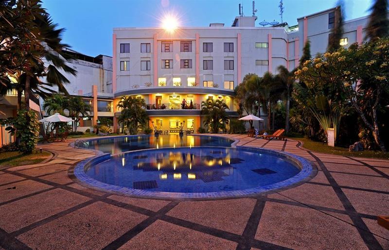 The Sun Hotel Sidoarjo Exteriör bild